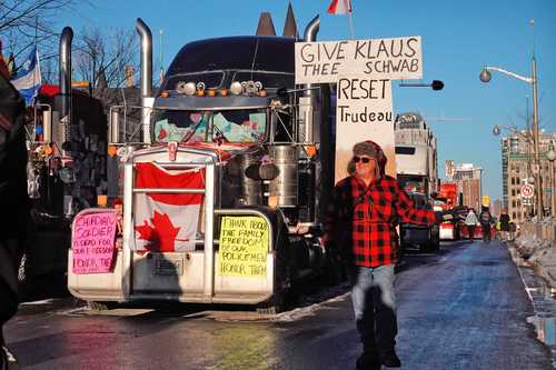 El jefe de policía de Ottawa, Peter Sloly, renunció ante la ola de críticas por no adoptar las medidas necesarias durante las protestas contra las restricciones por el covid-19, que han paralizado la capital canadiense. La protesta de cientos de camioneros en la ciudad se ha prolongado más de dos semanas. En la imagen de ayer, bloqueo cerca del Parlamento. El lunes, el premier Justin Trudeau invocó poderes especiales para tratar de poner fin al sitio en la capital y otras ciudades. En otro asunto, una comunidad indígena anunció el descubrimiento de 54 tumbas sin identificación en dos antiguos colegios católicos para niños nativos, que se suma a los hallazgos que el año pasado conmocionaron al país.