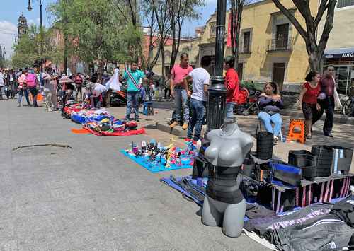 El ambulantaje se desbordó en diversas colonias de la alcaldía Cuauhtémoc, ante la pasividad de la autoridad local, denunciaron habitantes. En esta imagen, vendedores informales en el Centro.