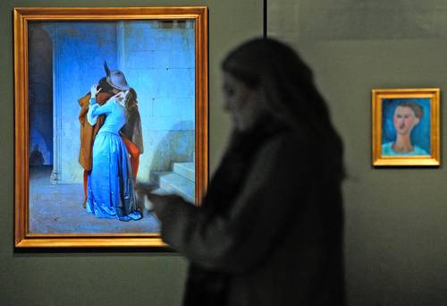 Con reproducciones digitales de obras maestras italianas, la exposición Eternizando la historia del arte: De Da Vinci a Modigliani se inaugura hoy en la galería Unidad de Londres. En la imagen, los cuadros El beso, de Francesco Hayez, y Cabeza de una joven dama, de Amedeo Modigliani.