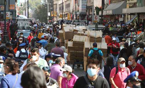 Pese a las restricciones sanitarias correspondientes al semáforo epidemiológico amarillo, cientos de personas abarrotaron el Centro Histórico.