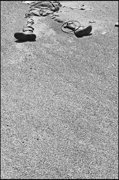 República Árabe Saharaui Democrática, 1982. Los restos de un soldado marroquí, quien perdió la vida durante los combates contra los saharauis, yacen sobre la arena en una fosa común. Fue desenterrado por el viento que sopla fuerte.  Pedro Valtierra