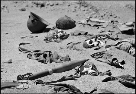 República Árabe Saharaui Democrática, 1982. El viento desenterró los restos de soldados marroquíes que murieron durante enfretamientos con las tropas del ejército del Frente Polisario, que lucha por la independencia de su país.  Pedro Valtierra