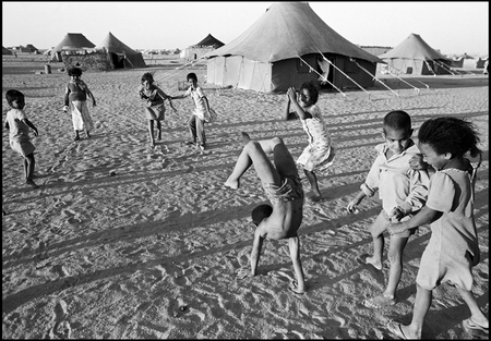 República Árabe Saharaui Democrática, 1982. Después de salir de clases, un grupo de niños juega en el campamento de refugiados saharauis en Tinduf, Argelia.  Pedro Valtierra