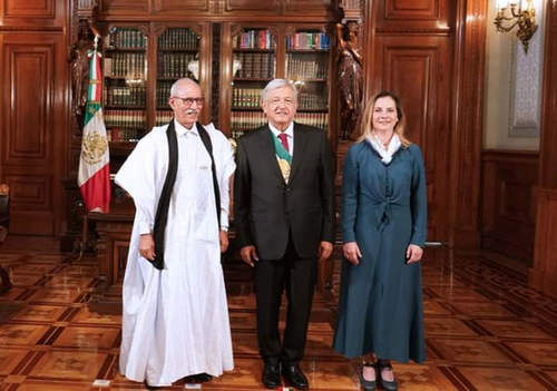 Brahim Gali, secretario general del Frente Polisario y presidente de la República Árabe Saharaui Democrática, con el presidente Andrés Manuel López Obrador y su esposa Beatríz Gutiérrez Mueller.