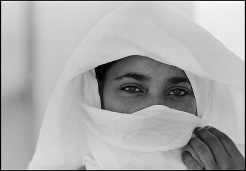 República Árabe Saharaui Democrática, 1982. Una mujer saharaui en los campamentos de Tinduf, Argelia, en donde, desde los años 70, viven centenares de saharauis esperando a que concluya la guerra. Pedro Valtierra