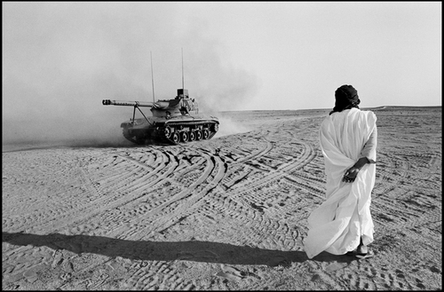 República Árabe Saharaui Democrática, 1982. Un miembro del Frente Polisario durante un desfile militar en el que se mostró el armamento quitado a las tropas del entonces rey Hassan II durante los combates.  Pedro Valtierra