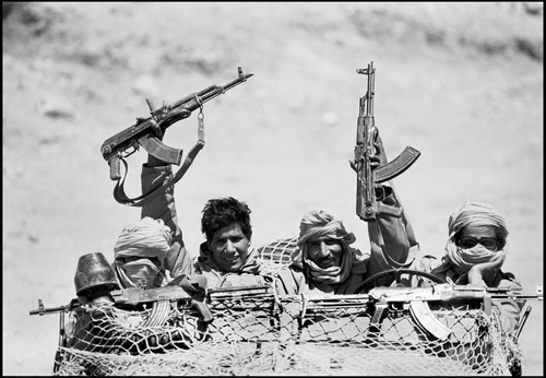 República Árabe Saharaui Democrática, 1982. Soldados del ejército saharaui, que lucha por la independencia del Sahara, muestran sus armas en Guelta Zemmur.  Pedro Valtierra