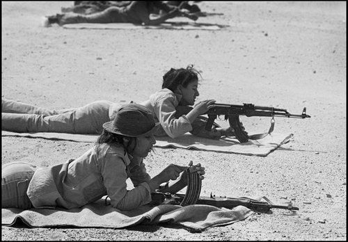 República Árabe Saharaui Democrática, 1982. Dos mujeres saharauis durante los entrenamientos militares en las zonas liberadas y bajo el control del Frente Polisario.  Pedro Valtierra
