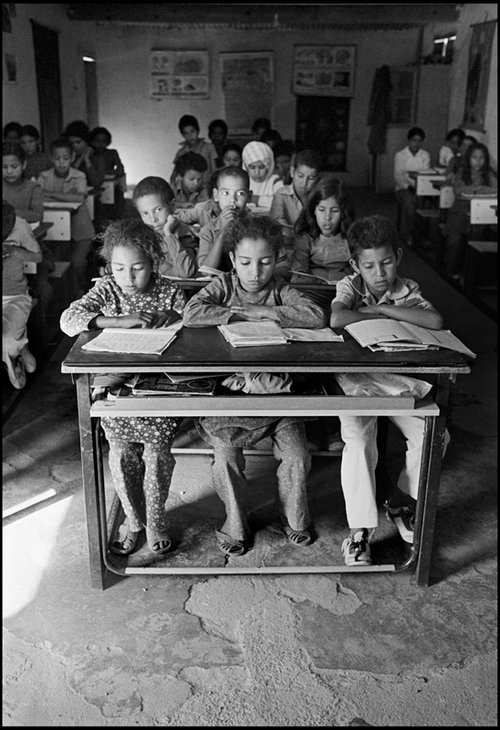 República Árabe Saharaui Democrática, 1982. Decenas de niños asisten a clases en los campamentos de Tinduf, Argelia.  Pedro Valtierra
