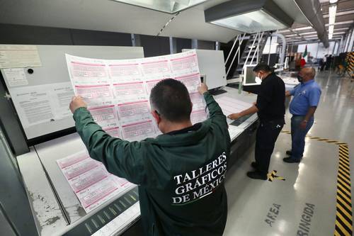 Trabajadores de los Talleres Gráficos de México realizan la impresión de las papeletas para la consulta de revocación de mandato.