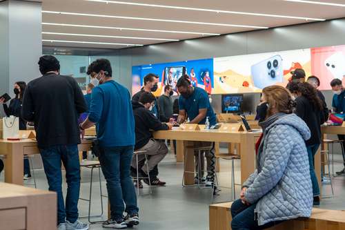 Los empleados de varias tiendas de Apple en Estados Unidos, que emplea a más de 65 mil trabajadores, intentan sindicalizarse, informó el viernes el Washington Post. La decisión ocurre en una coyuntura de avances de los esfuerzos de sindicalización en grandes corporaciones de Estados Unidos, que incluyen a Amazon y Starbucks.