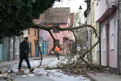 La tormenta Eunice se abatió con violencia ayer sobre Reino Unido e Irlanda antes de desplazarse hacia el norte del continente europeo, dejando ocho muertos en distintos países y severas perturbaciones en los transportes. Cientos de enlaces aéreos, ferroviarios y marítimos fueron cancelados en el noroeste de la región, debido a los fuertes vientos que superaron récords en el sur de Inglaterra con más de 195 kilómetros por hora, menos de 48 horas después de la tormenta Dudley, que dejó al menos a cinco muertos en el continente. Tras azotar el Reino Unido, Eunice se dirigió por la tarde hacia Dinamarca, Francia y Holanda, mientras las autoridades de Protección Civil europeas reconocieron que posiblemente es la peor tormenta en décadas.