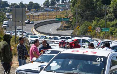 Trabajadores del volante, ayer, durante el bloqueo de la caseta de Villa de Guerrero-Ixtapan de la Sal, en el estado de México.