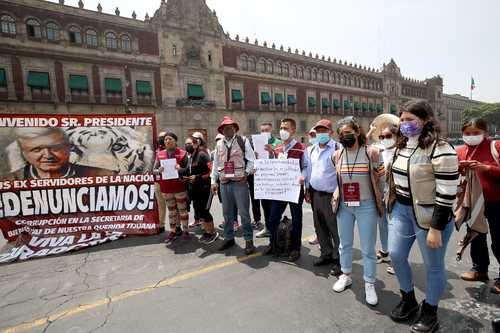 Servidores de la nación de Tijuana exigen respeto a sus derechos laborales, en julio de 2021, frente a Palacio Nacional.