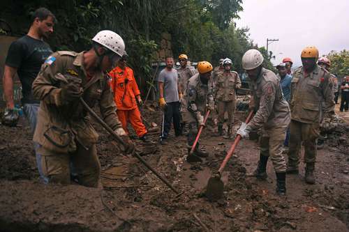 Equipos de salvamento continuaban ayer sacando cuerpos del fango tras los devastadores deslizamientos de tierra provocados por las lluvias en la ciudad brasileña de Petrópolis, donde el saldo de muertos subió a 146, entre ellos 26 niños. El rescate de 26 personas con vida se logró en las primeras horas de la tragedia. La policía de Río de Janeiro informó que aún hay 218 personas desaparecidas.