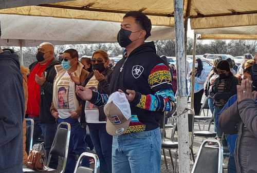 Familiares de los mineros fallecidos en 2006, en la carbonera Pasta de Conchos, Coahuila, ayer, durante una misa celebrada en la zona.