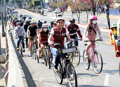 La jefa de Gobierno de la Ciudad de México, Claudia Sheinbaum Pardo, participó en la rodada ciclista de la glorieta Chilpancingo, en Insurgentes, a la glorieta de La Palma, en Paseo de la Reforma. La acompañaron los secretarios de Movilidad, Andrés Lajous Loaeza, y de Obras y Servicios, Jesús Esteva Medina.