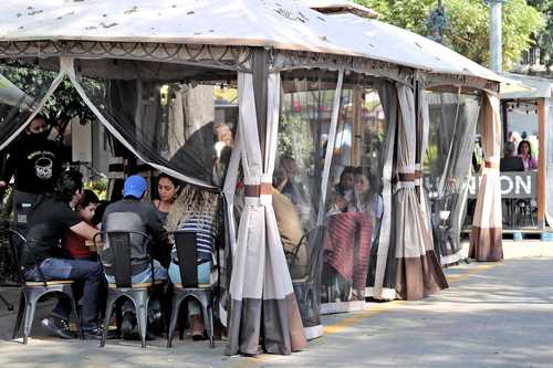 Los restauranteros de Polanco continúan utilizando las aceras como parte de sus negocios, dejando apenas unos centímetros para el paso de peatones.