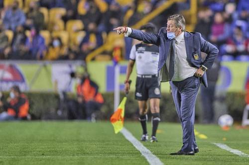 Miguel Herrera, técnico de Tigres, celebra 20 años en los banquillos acechando el liderato general.