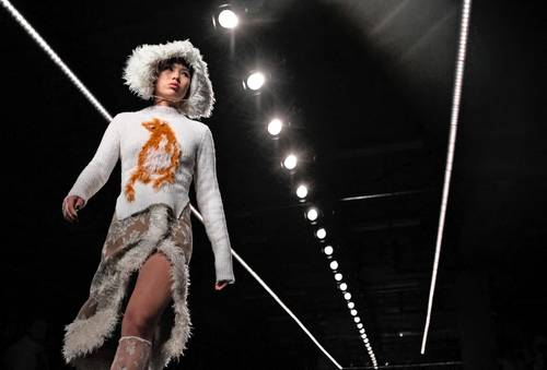 La modelo luce una creación del diseñador chino Yuhan Wang durante el desfile de la colección otoño-invierno 2022 en la Semana de la Moda de Londres.