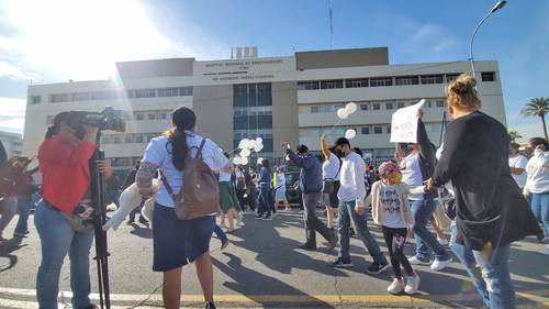 Familiares y amigos de Keren Vallejo, quien falleció el 30 de enero por una hemorragia postparto, se manifestaron fuera de la clínica 30 del Instituto Mexicano del Seguro Social en Mexicali, Baja California, en protesta por la presunta negligencia médica de que fue objeto.