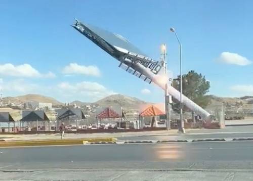 Un anuncio espectacular se desplomó ayer en la salida a la carretera Cuauhtémoc-Chihuahua debido a los fuertes vientos provocados por un frente frío, informó la Coordinación Estatal de Protección Civil.