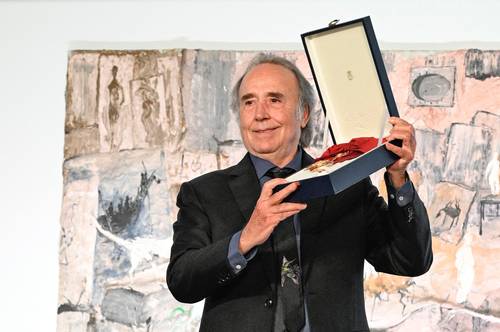 Joan Manuel Serrat acudió a recibir el galardón al palacio de La Moncloa, en Madrid.