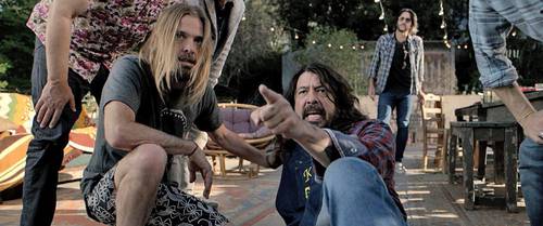Fotograma de la cinta dirigida por B. J. McDonnell, en la que los miembros de Foo Fighters se interpretan a sí mismos.