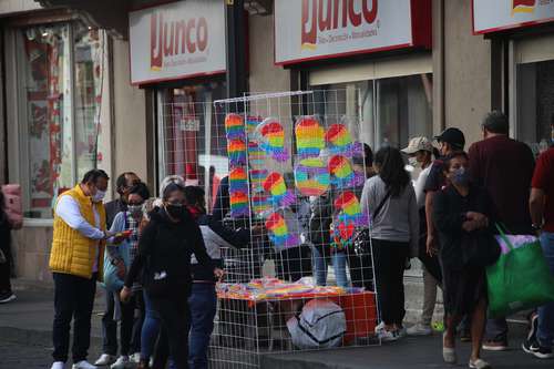 Integrantes del comercio informal, pese a tener espacios en plazas comerciales, toman las calles para realizar su actividad.