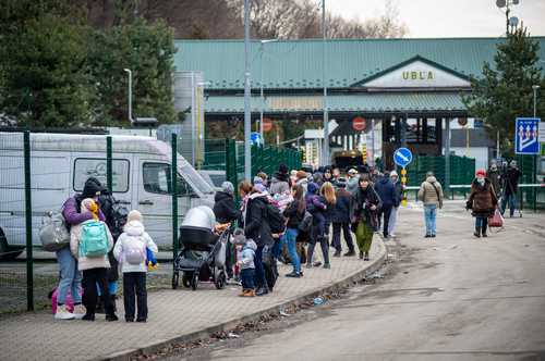 Alrededor de 7 mil 500 personas han cruzado la frontera hacia Eslovaquia, que abrió cuatro centros de acogida.