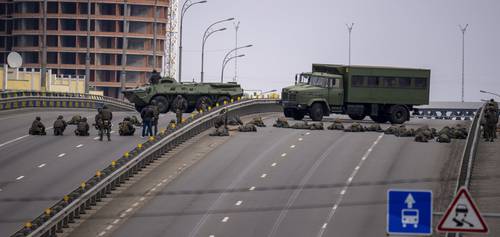 Soldados ucranios tomaban ayer posiciones en un puente y se aprestaban a la defensa de la capital Kiev.
