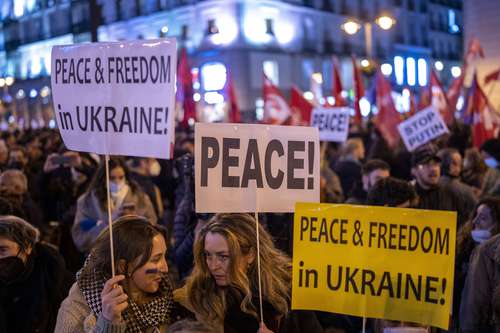 Ayer en la Puerta del Sol, madrileños se manifestaron contra la intervención militar de Rusia en Ucrania.