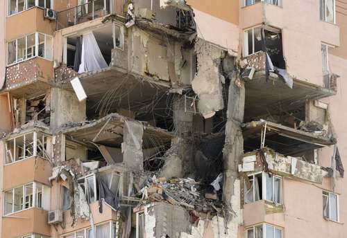  Un edificio habitacional dañado por un misil en Kiev Foto Ap
