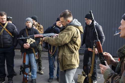  Los miembros civiles de una unidad de defensa territorial ajustan sus armas. Foto Ap