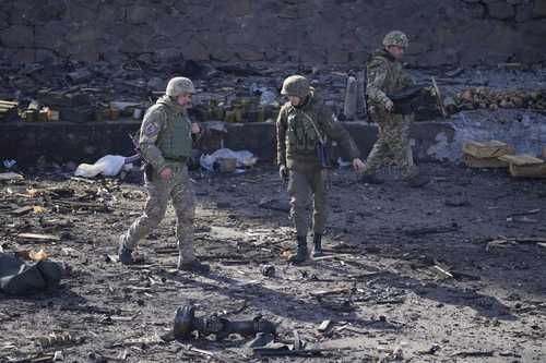  Mlitares ucranios inspeccionan un sitio después de la caída de una bomba. Foto Ap