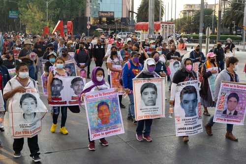 Ayer familiares de los 43 estudiantes de la normal de Ayotzinapa marcharon del Ángel de la Independencia al Hemiciclo a Juárez, en la CDMX.