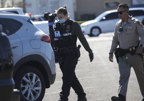 Una persona murió y otras dos fueron gravemente heridas ayer en un tiroteo en un bar de narguiles en Las Vegas, Nevada. Otras 11 personas también fueron baleadas. El capitán de la policía Dori Koren dijo que el tiroteo ocurrió a las 3:15 de la mañana y que la información preliminar indicaba que dos personas se enfrascaron en un altercado y comenzaron a disparar, hiriendo a varios de los presentes. No hubo arrestos. En la imagen, oficiales de seguridad pública en el lugar de los hechos.