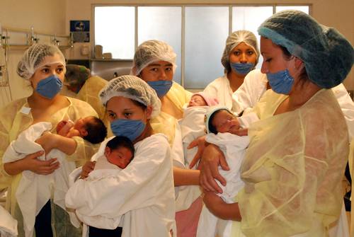 Mujeres amamantan a sus bebés en los cuneros del Hospital de la Mujer Zacatecana, en la ciudad de Guadalupe.