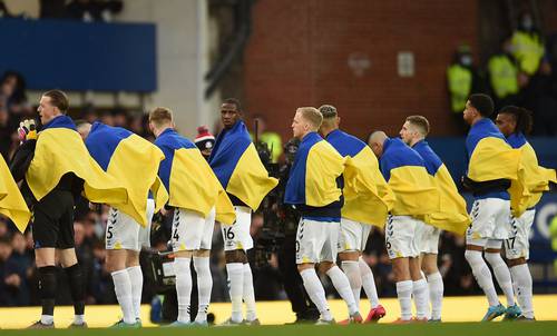 Los jugadores del Manchester City mostraron banderas ucranias como muestra de solidaridad por la incursión rusa.