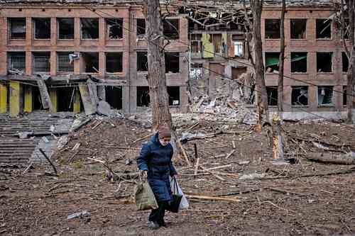 Una mujer rescata algunas pertenencias de su edificio, dañado luego de que cayó un misil ruso, en la ciudad de Vasylkiv, cerca de Kiev.