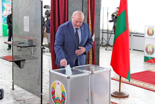 En la imagen, Lukashenko al momento de votar.