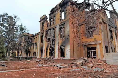 Una escuela en Jarkov, ciudad a unos 50 kilómetros de la frontera con Rusia, muestra los estragos de la guerra.