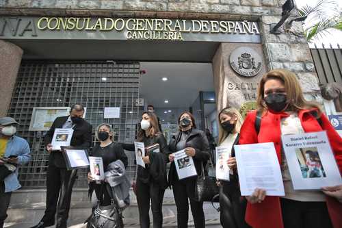 Deudos de las víctimas de la guardería ABC tildaron de “encu-bridora” a la ex gobernadora de Sonora Claudia Pavlovich, en un mitin en la embajada española.