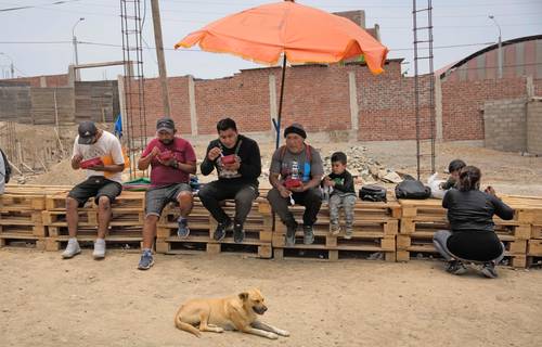 Pescadores almuerzan en el distrito de Ventanilla del Callao, en Perú. Tras el derrame de unos 11 mil barriles de petróleo –de acuerdo con cálculos del gobierno–, de la compañía energética española Repsol a mediados de enero, los pescadores luchan por mantener su actividad, pero su sustento está amenazado. La ONU señaló que este es el peor desastre ecológico que ha sufrido el país sudamericano en su historia reciente.