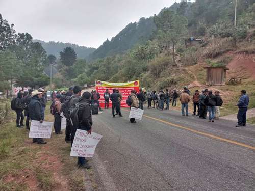 Como parte de las actividades por el 19 aniversario de su fundación, el Frente de Lucha Popular 29 de Febrero bloqueó ayer la carretera que comunica el municipio de San Cristóbal de las Casas con Ocosingo y Palenque, en Chiapas, para exigir a la Comisión Federal de Electricidad el cobro de tarifas justas.