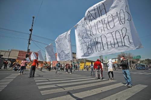 Mientras autoridades daban a conocer el plan para reordenar el comercio callejero en el Centro Histórico, vendedores exigían que les permitan trabajar.