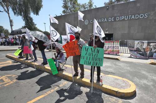 PLANTÓN EN SAN LÁZARO. Un grupo de personas se manifestó ayer afuera de la Cámara de Diputados en respaldo a la reforma eléctrica que impulsa López Obrador.