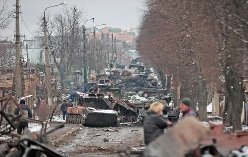 Restos de vehículos militares rusos en la ciudad de Bucha, cerca de Kiev.