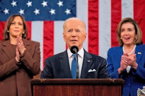 El mandatario de Estados Unidos, Joe Biden, en su primer discurso sobre el estado de la Unión, ayer en el Capitolio. Le aplauden la vicepresidenta Kamala Harris (al fondo, a la izquierda) y la presidenta de la Cámara de Representantes, Nancy Pelosi.