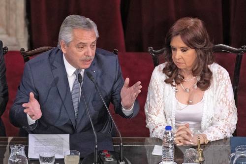 Argentina sigue negociando los últimos detalles de un acuerdo con el Fondo Monetario Internacional para refinanciar su deuda de más de 44 mil millones de dólares con el organismo, indicó ayer el presidente Alberto Fernández al instalar las sesiones del Congreso, acompañado de la vicepresidenta Cristina Fernández (ambos en la imagen). Aunque el mandatario aseguró que el nuevo acuerdo no implicará mayores sacrificios para la sociedad y excluyó que esté planteada una reforma laboral, el texto final todavía es debatido entre las partes.